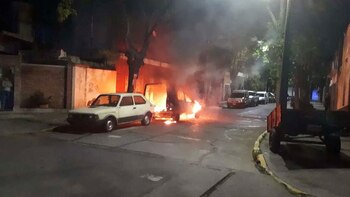 Uno de los coches incendiados