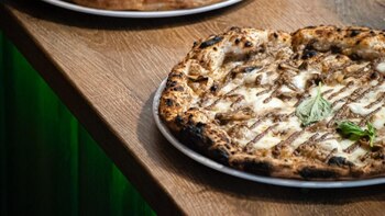 Compran dos botellas de agua