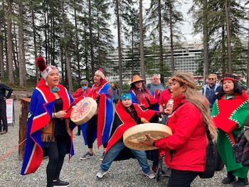 Indígenas celebran con danzas la inauguración del nuevo muelle este martes en Icy Strait Point, Alaska (EE.UU). EFE/ Ivonne Malaver