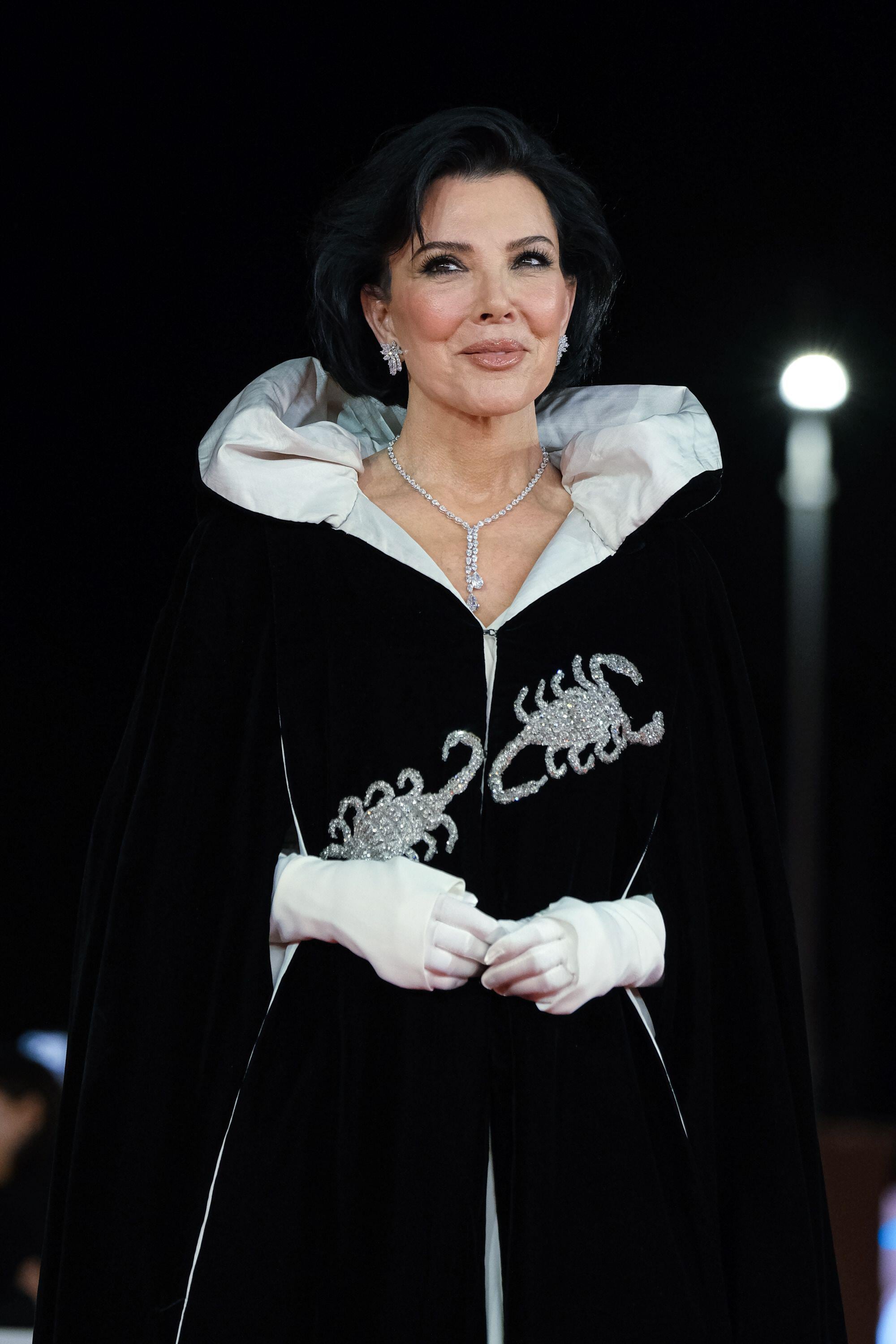 Kris Jenner lució la capa de escorpiones de Elizabeth Taylor durante la presentación de la serie All’s Fair en el Festival de Cine de Roma (SOPA Images Limited)