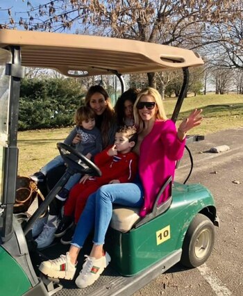 Lola y Vicky junto a