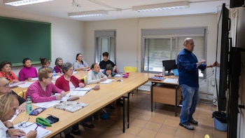 Ancianos en el el CEPA Joaquín Sorolla recibiendo clases