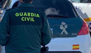 (Foto de ARCHIVO)
Archivo - Un agente de la Guardia Civil junto a un vehículo oficial.
REMITIDA / HANDOUT por GUARDIA CIVIL
Fotografía remitida a medios de comunicación exclusivamente para ilustrar la noticia a la que hace referencia la imagen, y citando la procedencia de la imagen en la firma
11/6/2021