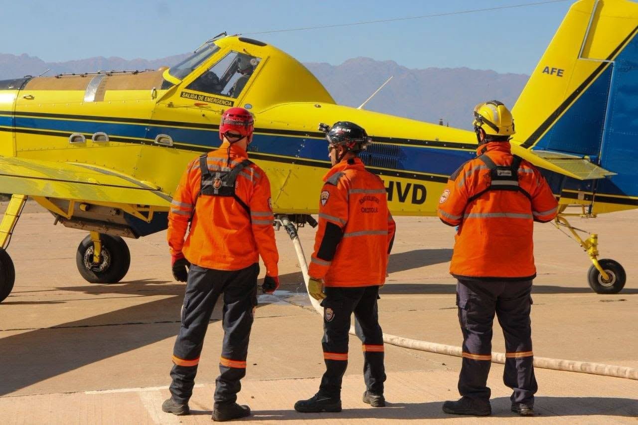 A lo largo de la jornada, tres aviones hidrantes trabajaron en el área sur
