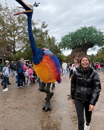 Carolina con el pájaro de