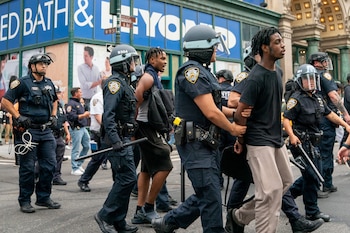 Agentes de policía detienen a