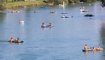 Las personas en embarcaciones de