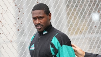 El exjugador de la NFL Antonio Brown aceptó un acuerdo para evitar la cárcel por intento de asesinato, pero la jueza pidió más tiempo