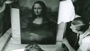 Jacques Jaujard, el director del Louvre que evitó el saqueo nazi de la colección, frente a "La Mona Lisa".