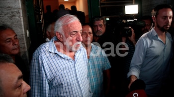 Roberto Fernández salió del edificio cerca de la medianoche del lunes (Luciano González)