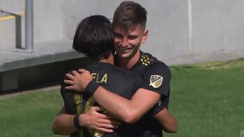 Vela festeja con uno de