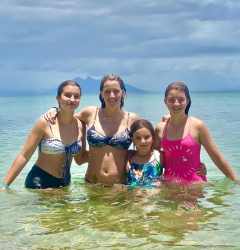 Mica Viciconte, junto a las