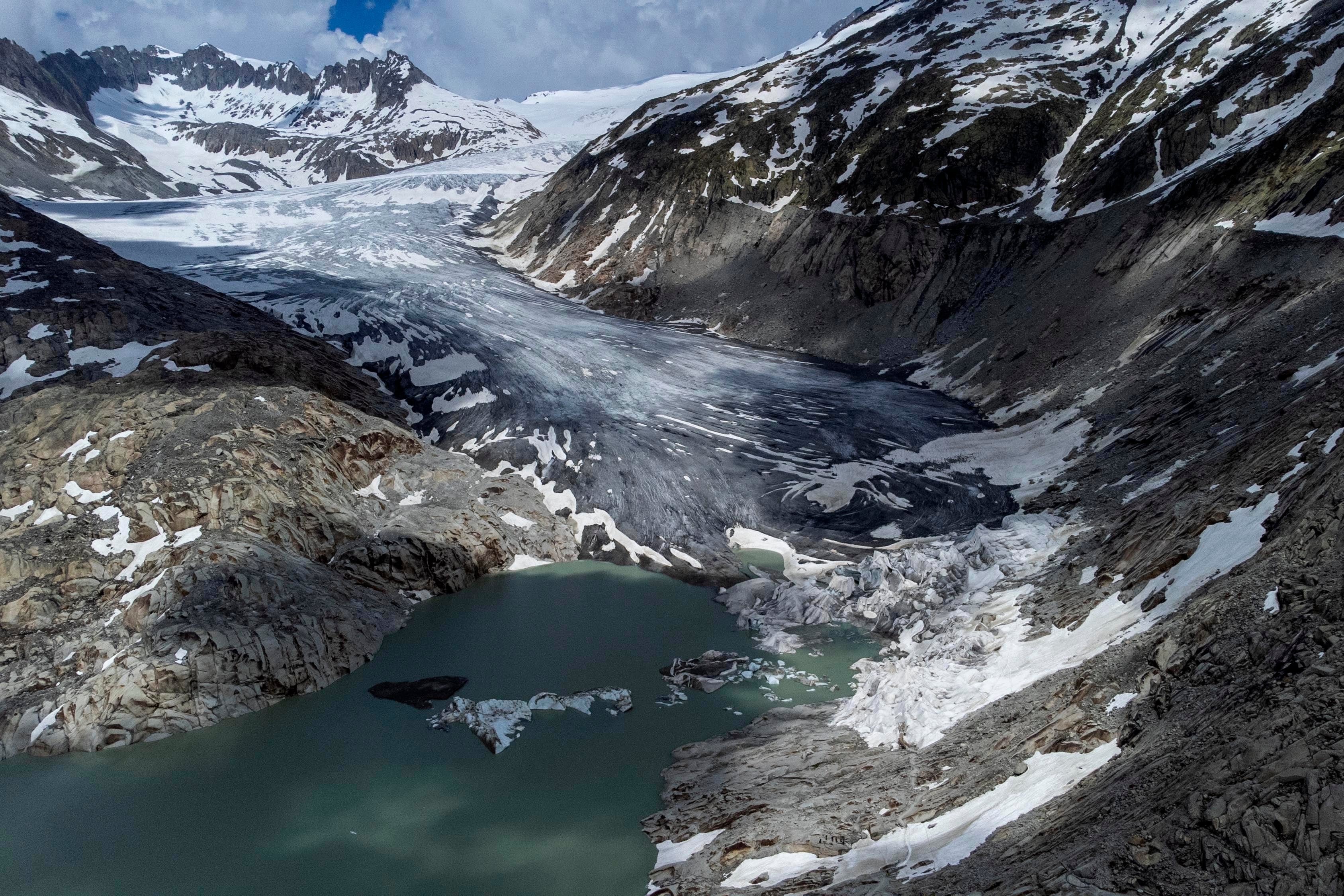 Un lago de hielo derretido en la lengua del glaciar Ródano cerca de Goms, Suiza. (AP Foto/Matthias Schrader, Archivo)