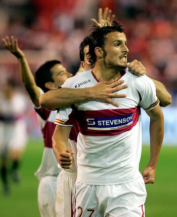 Antonio Puerta celebra su gol