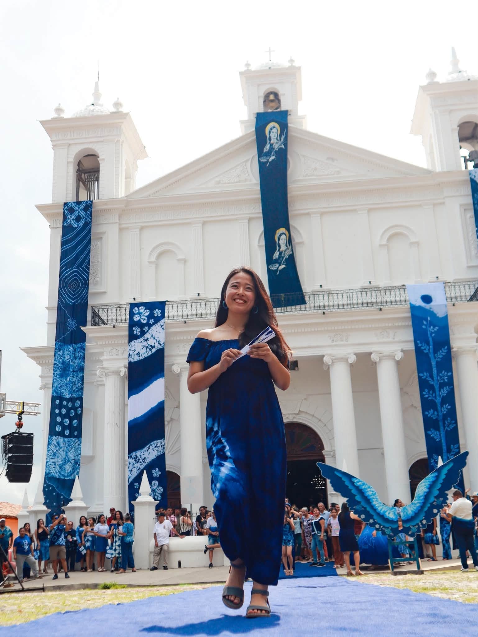 El encuentro permitió que personas de distintas tallas participaran en el desfile, mientras las prendas elaboradas mediante el uso de la planta resaltaron por su característica tonalidad azul durante ambas jornadas (Foto cortesía alcaldía de Cuscatlán Norte)