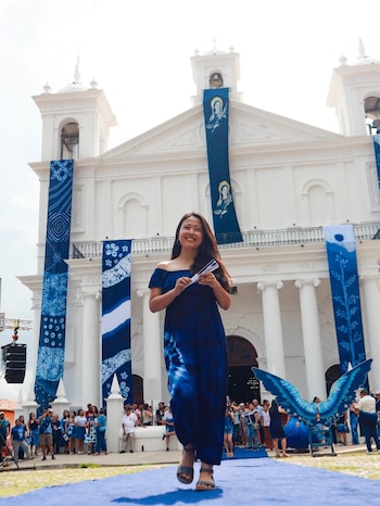 El encuentro permitió que personas de distintas tallas participaran en el desfile, mientras las prendas elaboradas mediante el uso de la planta resaltaron por su característica tonalidad azul durante ambas jornadas (Foto cortesía alcaldía de Cuscatlán Norte)