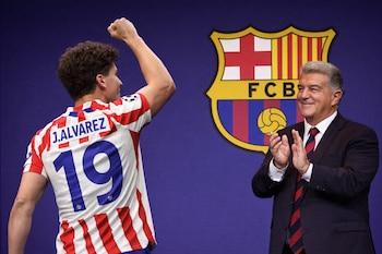 Julián Álvarez con la camiseta del Atlético de Madrid y Joan Laporta, presidente del FC Barcelona