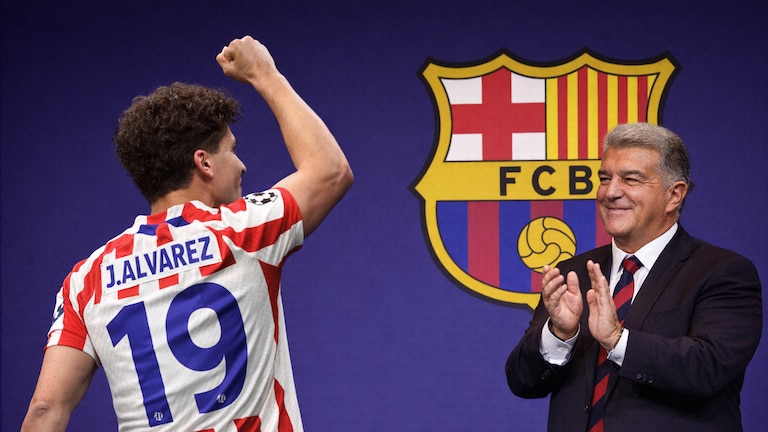 El presidente del Barcelona presionó al Atlético Madrid por el fichaje de Julián Álvarez: “Nos gustaría que nuestra oferta fuera aceptada” El presidente del Barcelona presionó al Atlético Madrid por el fichaje de Julián Álvarez: “Nos gustaría que nuestra oferta fuera aceptada”