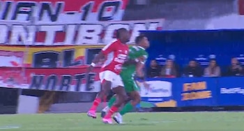 Hugo Rodallega, aparentemente, toca a