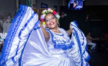Karla Meza combina el arte con el emprendimiento mediante la confección de tocados, talleres de manualidades y su negocio Diarte Sabores y Creaciones. (Foto: Confidencial.digital)