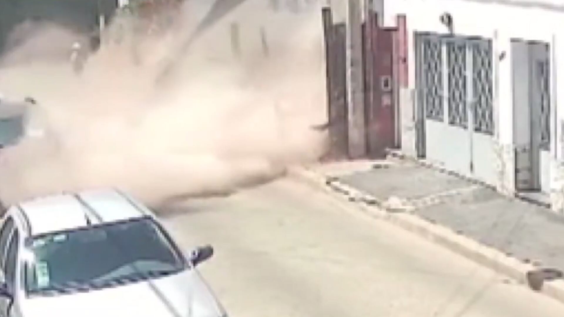 El operario a cargo de la demolición atribuyó el colapso de la pared a la fragilidad de la estructura, construida con materiales antiguos