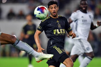 Carlos Vela y Javier Hernández preparados para el desafío de enfrentar a Messi en la MLS (Gary A. Vasquez-USA TODAY Sports)