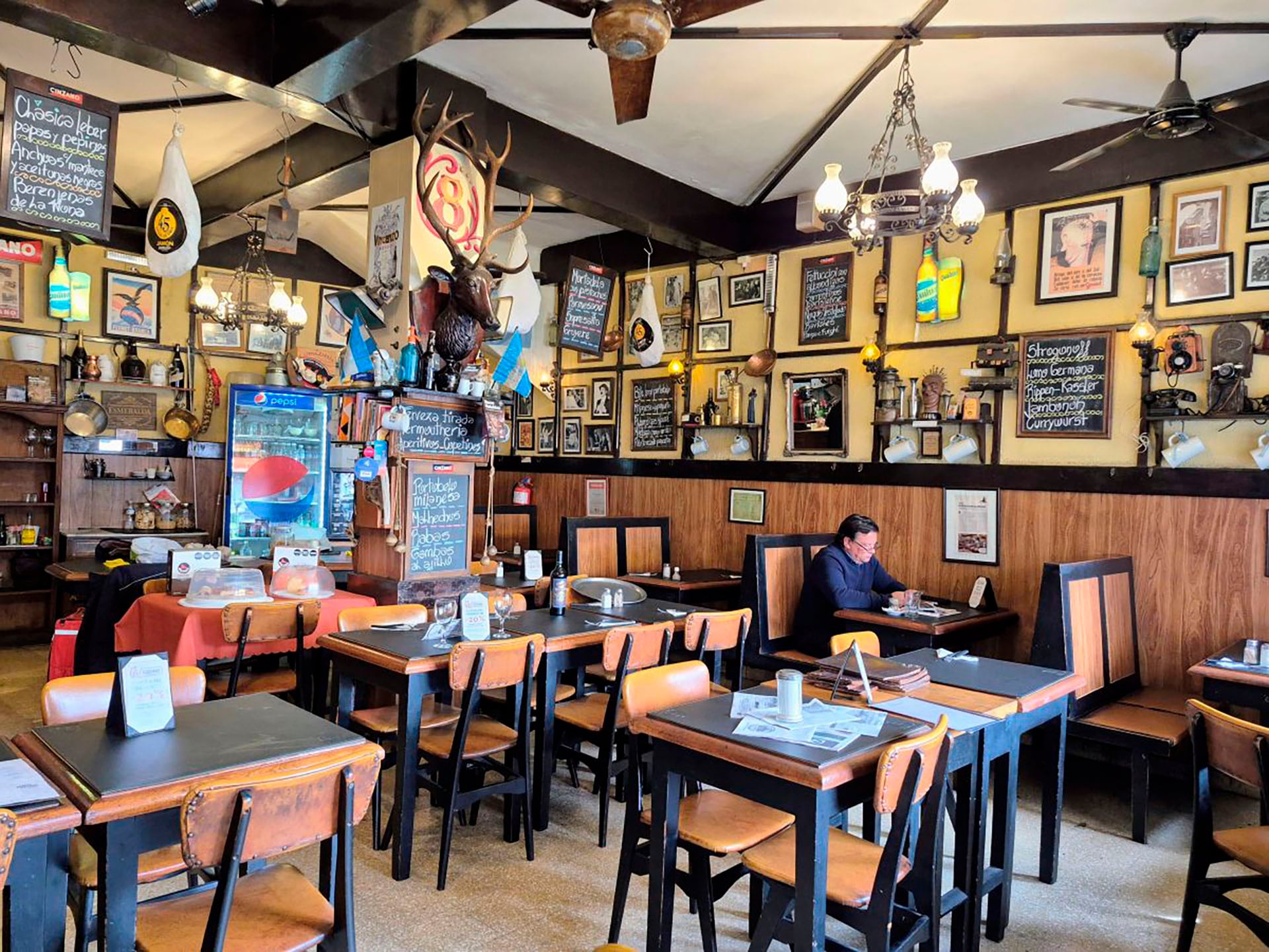 En el comienzo del milenio Miguel Bálsamo y su familia tomaron las riendas del bar conservando su histórica denominación. También respetaron el perfil germánico de su interior y la propuesta gastronómica, de la que destacan el Goulash con Spaetzels, el Kassler y el Jägerschnitzel