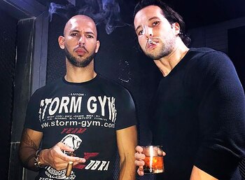 Andrew Tate junto a su