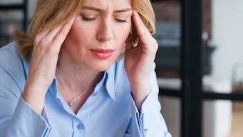 El dolor de cabeza en la menopausia: cómo evitarlo, por qué se produce y qué hacer en estos casos