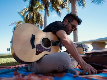 Josefe ha consolidado su lugar como una de las voces destacadas de la escena latina tras el lanzamiento de su álbum debut “Platónico Tropical” en 2025.