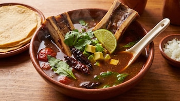 Cómo preparar el “caldo levantamuertos”: receta mexicana para revivir tras los festejos del mundial
