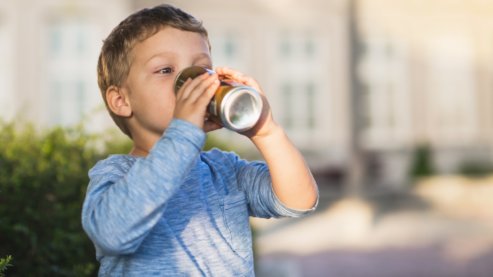 Botellas de bebidas azucaradas en góndola