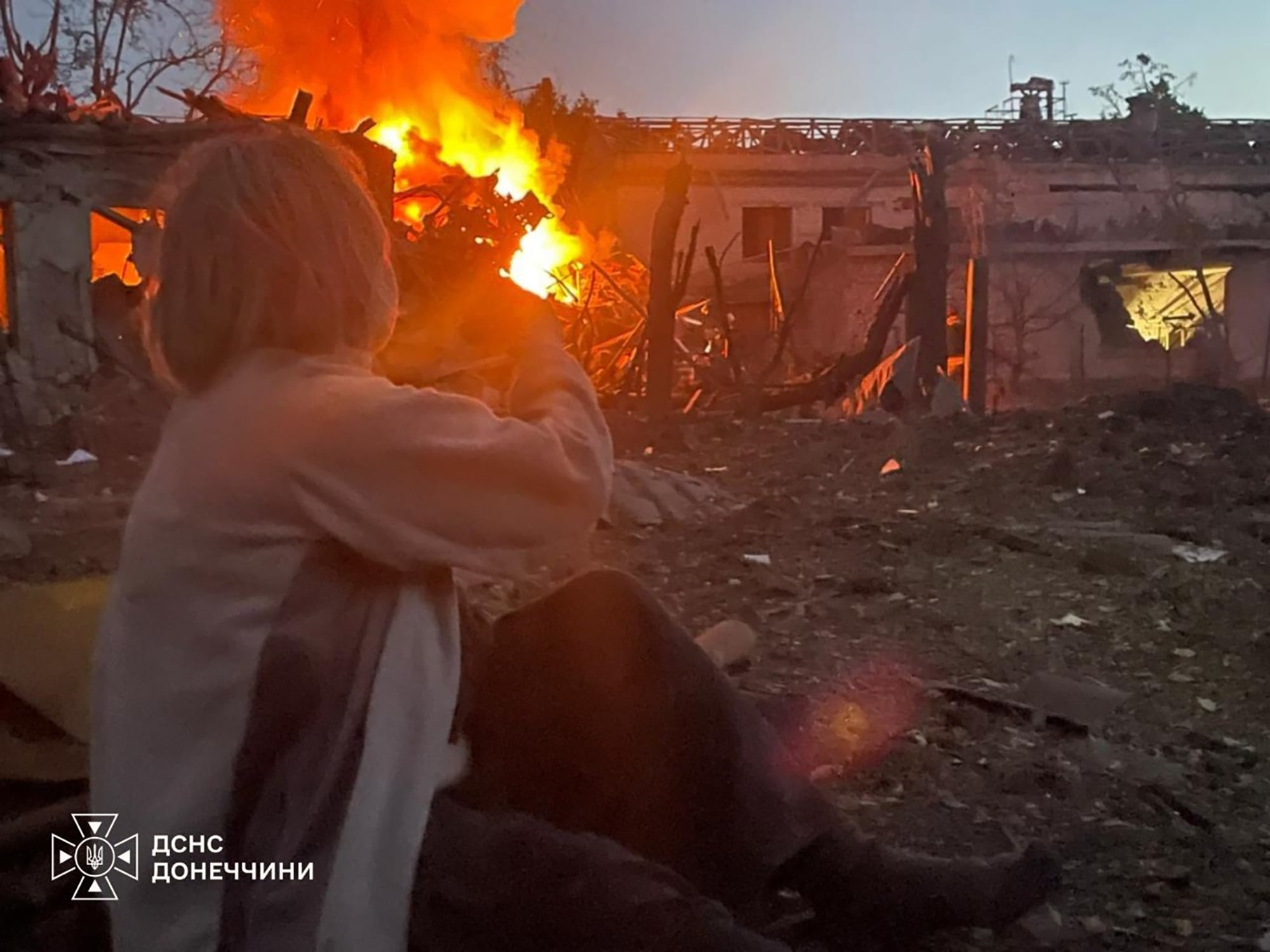 Una mujer observa un edificio residencial dañado por un ataque aéreo ruso en Sloviansk, región de Donetsk (Ukrainian Emergency Service via AP)