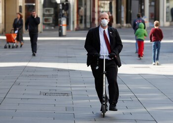 Un hombre con una mascarilla