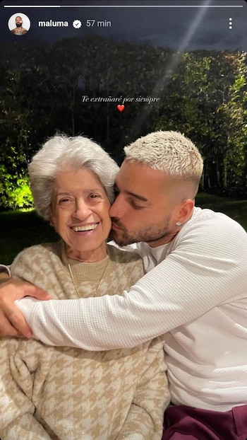 Maluma publicó una foto besando