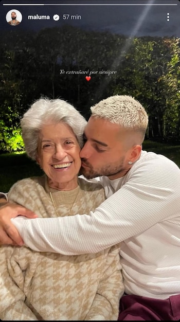 Maluma publicó una foto besando
