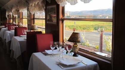 El restaurante que está dentro de un vagón de tren de los años 50 y tiene vistas impresionantes de Segovia