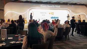 Representantes de empresas premiadas celebran su inclusión en Los Mejores Lugares para Trabajar™ 2026. Colaboradores reciben el reconocimiento en la ceremonia nacional del ranking. Líderes empresariales conversan sobre la importancia de la confianza en la cultura organizacional. Panelistas abordan temas de innovación y desarrollo profesional en ambientes laborales. El evento nacional reunió a empresas de todos los tamaños y sectores. El ambiente de colaboración fue protagonista en la premiación de Los Mejores Lugares para Trabajar™. Panel de expertos debate sobre el rol de la inteligencia artificial en el entorno laboral. Empresas destacadas muestran su compromiso con la diversidad e inclusión en el trabajo. Los Mejores Lugares para Trabajar™ impulsan la mejora continua y el desarrollo profesional. El evento 2026 reafirmó el valor de construir ambientes laborales inclusivos y sostenibles. (Jesús Aviles / Infobae México)