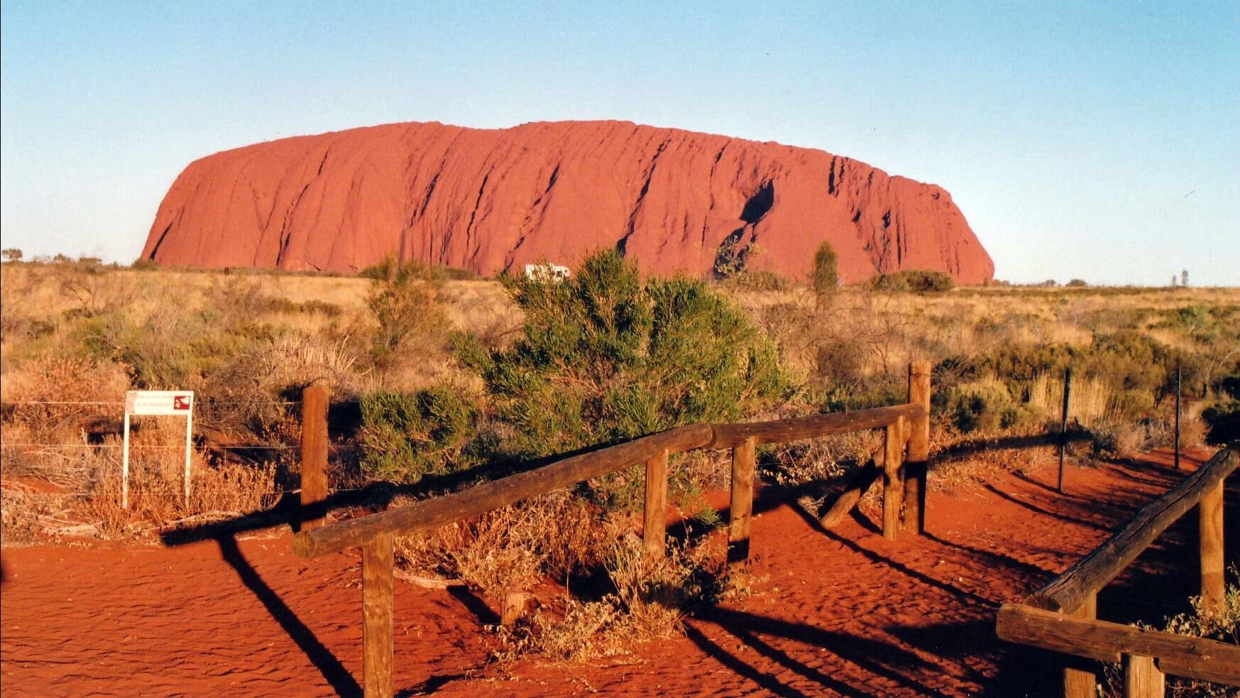 La oferta turística de Uluru-Kata Tjuta para 2026 suma un itinerario guiado de cinco días con alojamiento de bajo impacto y comidas con ingredientes nativos (Wikimedia Commons)