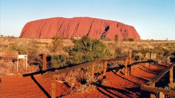 La oferta turística de Uluru-Kata Tjuta para 2026 suma un itinerario guiado de cinco días con alojamiento de bajo impacto y comidas con ingredientes nativos (Wikimedia Commons)