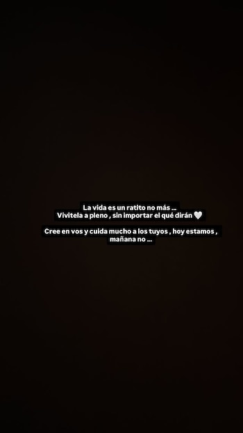 Pantalla oscura con texto en español en blanco y recuadros negros: 'La vida es un ratito no más... Vivítela a pleno... Cree en vos y cuida mucho a los tuyos'