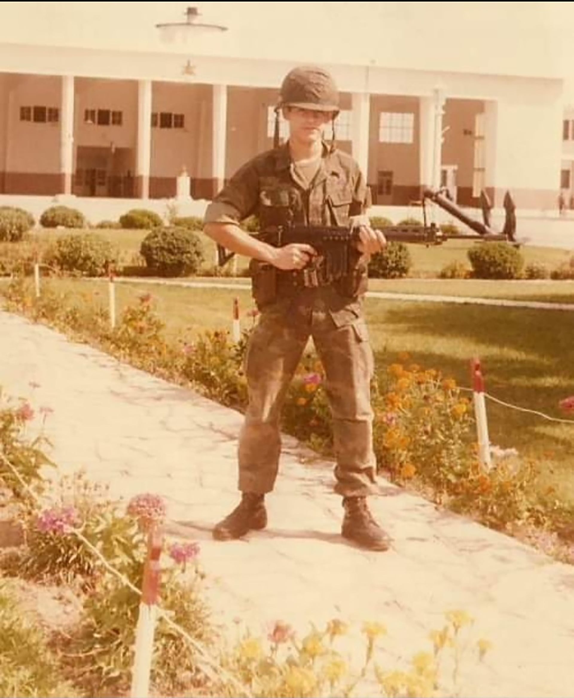 En el servicio militar, cuando aún no imaginaba que iba a participar de una guerra
