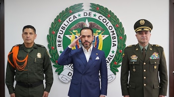 Abelardo de la Espriella confirmó el reintegro del mayor general Jesús Alejandro Barrera Peña para asumir la Dirección General de la Policía Nacional - crédito Visuales IA
