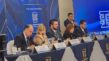 Cinco magistrados sentados tras una mesa con micrófonos, letreros con sus nombres y el logotipo del Tribunal Supremo Electoral de Guatemala