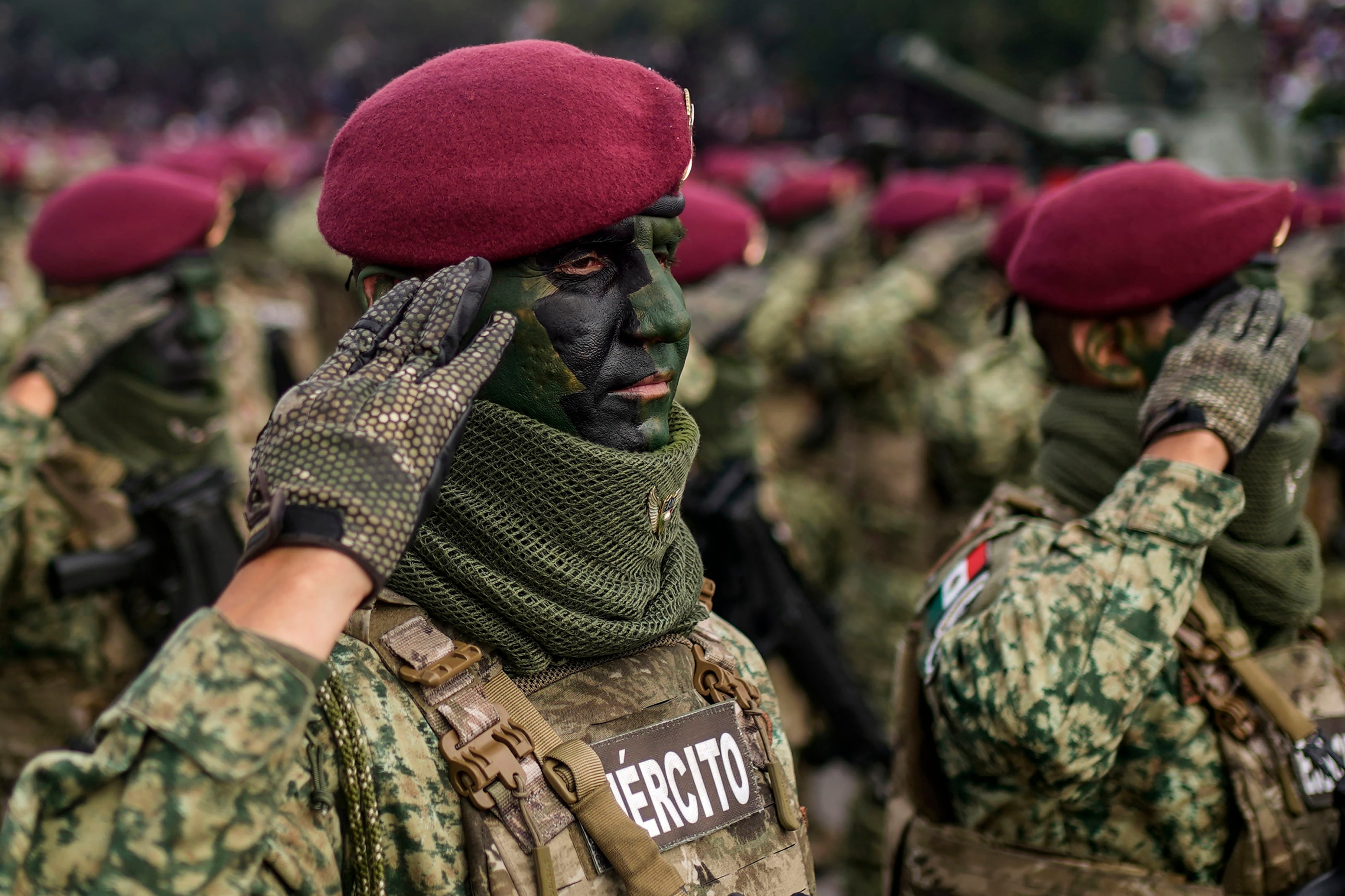 Ayotzinapa: la CNDH absuelve al Ejército, pero Encinas exhibe un soldado infiltrado