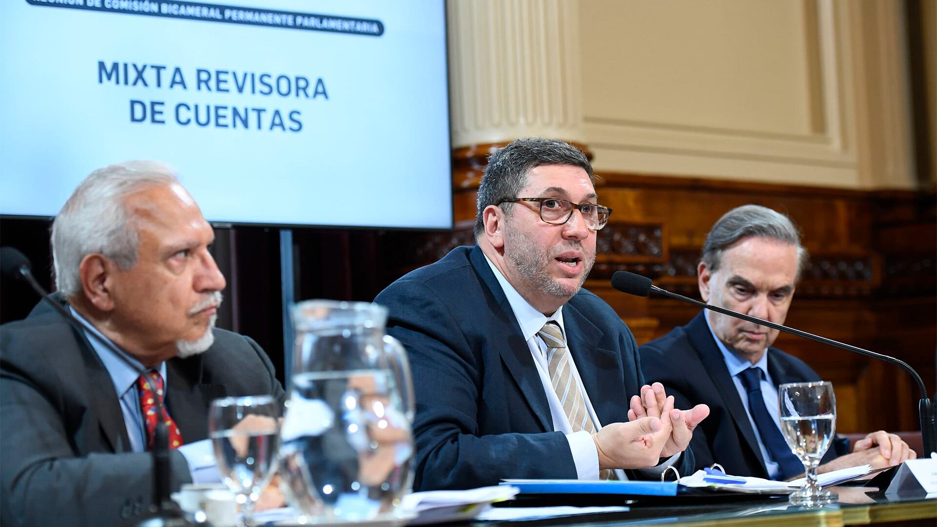 El diputado del peronismo disidente y presidente de la comisión bicameral Mixta Revisora de Cuentas, Miguel Pichetto. En el medio, el titular de la Auditoría General de la Nación (AGN), Juan Manuel Olmos
