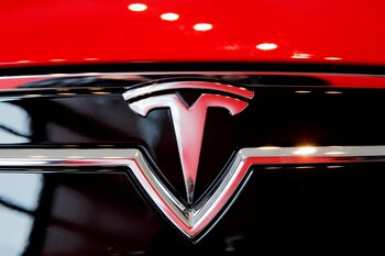 El logo de Tesla en