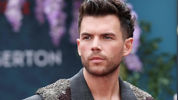 Luke Newton, actor de “Bridgerton”, alzó la voz contra el odio hacia su pareja tras denuncia por acoso de fans
