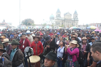Multitud de personas con sombreros y vestimentas tradicionales reunidas en una plaza al aire libre con una catedral al fondo