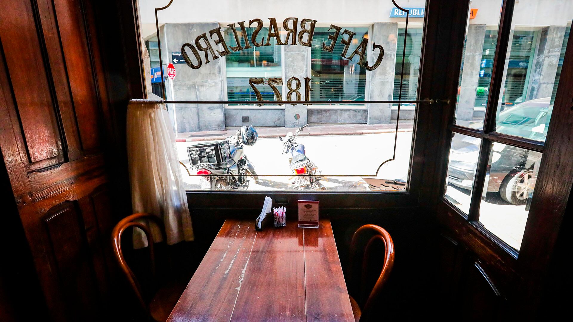 El Café Brasilero, en el casco histórico de Montevideo (EFE/ Federico Anfitti)